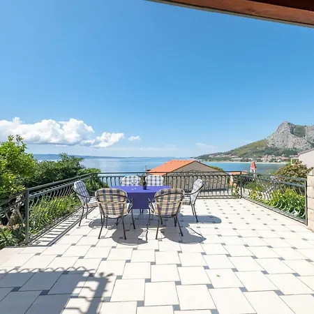 Apartment Mirta Omis